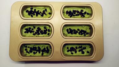 铺上蜜红豆，轻轻地按压它们。