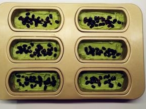 铺上蜜红豆，轻轻地按压它们。