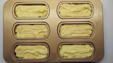 再挤入原味面糊，同样用刮刀稍微抹平。