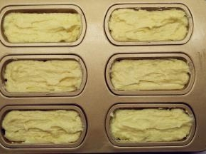 再挤入原味面糊，同样用刮刀稍微抹平。