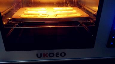 送入预热好的烤箱，上下火170℃，中层，烤33分钟，整个蛋糕表面上色即可。