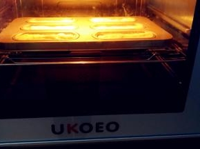 送入预热好的烤箱，上下火170℃，中层，烤33分钟，整个蛋糕表面上色即可。