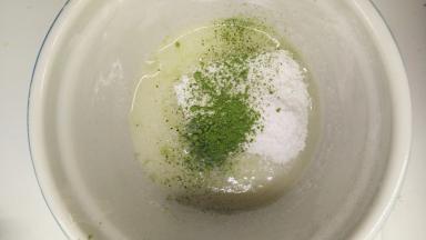 装饰部分，将抹茶B、糖粉和水搅拌均匀之后装进裱花袋。