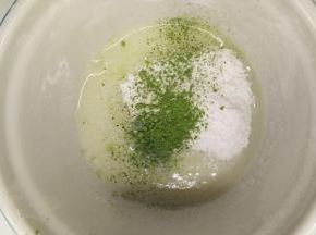 装饰部分，将抹茶B、糖粉和水搅拌均匀之后装进裱花袋。