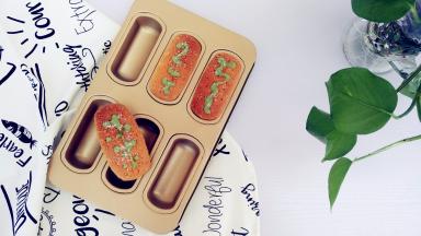 在蛋糕表面挤出花纹，撒上椰蓉即可。