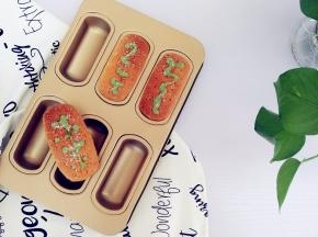 在蛋糕表面挤出花纹，撒上椰蓉即可。