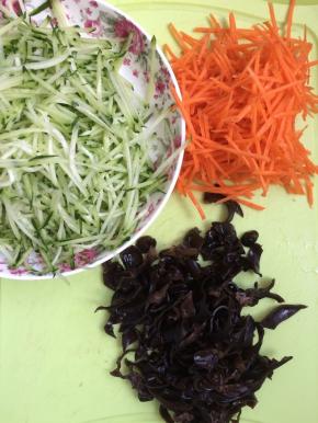 将胡萝卜和黄瓜檫丝，木耳切丝