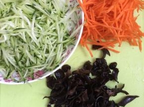 将胡萝卜和黄瓜檫丝，木耳切丝