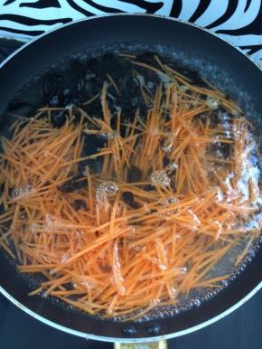 锅中放入水，煮开，放入木耳和胡萝卜丝焯一下水。
