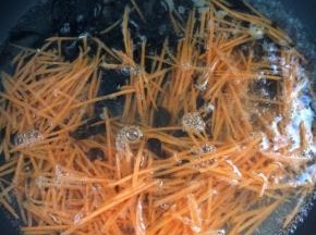 锅中放入水，煮开，放入木耳和胡萝卜丝焯一下水。