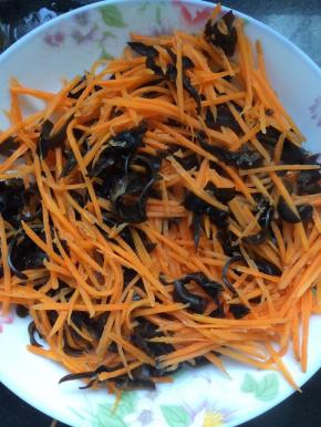 焯水2分钟后捞出，沥干水份。