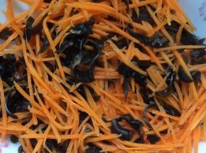 焯水2分钟后捞出，沥干水份。
