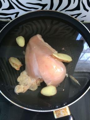 鸡胸肉放入锅中，放入姜片，加入适量水，加入少许料酒，煮熟