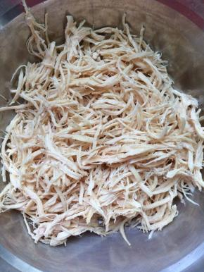 顺着纹路撕开，撕成一条一条的。