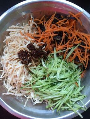 放入鸡精，盐，香油，辣椒油，味极鲜