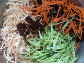 放入鸡精，盐，香油，辣椒油，味极鲜