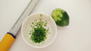 用柠檬屑刨刀削出半个柠檬皮，注意不要削到白色的部分。