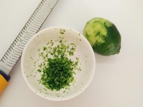 用柠檬屑刨刀削出半个柠檬皮，注意不要削到白色的部分。