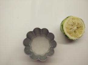 挤出10g柠檬汁，约半个柠檬即可。