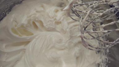 蛋黄蛋白分开后，往蛋白中分3次加入糖粉，打至干性发泡。（首先，用打蛋器低速将蛋白搅打至起鱼眼泡，加入1/3的糖粉。接着，继续用电动打蛋器高速搅打，至蛋白体积膨胀1倍，再加入1/3的糖粉。然后，继续用电动打蛋器中速搅打，稍微出现纹路，加入剩余的1/3的糖粉。最后低速搅打，直至明显感到阻力，提起打蛋器时尖端是短而小的尖峰即可。）