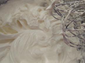 蛋黄蛋白分开后，往蛋白中分3次加入糖粉，打至干性发泡。（首先，用打蛋器低速将蛋白搅打至起鱼眼泡，加入1/3的糖粉。接着，继续用电动打蛋器高速搅打，至蛋白体积膨胀1倍，再加入1/3的糖粉。然后，继续用电动打蛋器中速搅打，稍微出现纹路，加入剩余的1/3的糖粉。最后低速搅打，直至明显感到阻力，提起打蛋器时尖端是短而小的尖峰即可。）