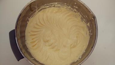 加入蛋黄，用电动打蛋器一档速度，将蛋黄蛋白搅打均匀，直到打蛋器划过之后能留下痕迹。