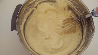 筛入低筋面粉，用手动打蛋器翻拌均匀。