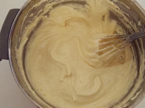 筛入低筋面粉，用手动打蛋器翻拌均匀。