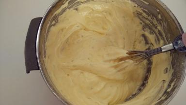 加入柠檬皮屑，一样用手动打蛋器翻拌均匀。