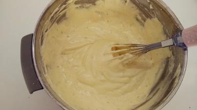 色拉油倒在在面糊表面，记得分散一些，继续用手动打蛋器翻拌均匀。