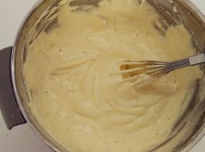 色拉油倒在在面糊表面，记得分散一些，继续用手动打蛋器翻拌均匀。