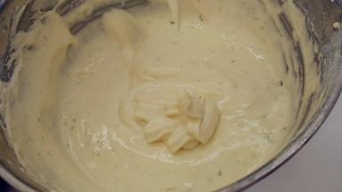 柠檬汁和水混合均匀，倒入面糊中，用手动打蛋器快速翻拌均匀。.翻拌好的面糊是非常细腻光滑的。