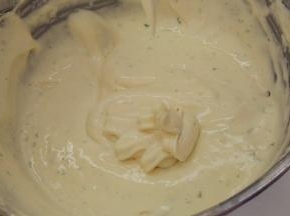 柠檬汁和水混合均匀，倒入面糊中，用手动打蛋器快速翻拌均匀。.翻拌好的面糊是非常细腻光滑的。