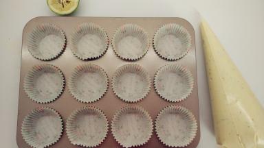 将纸杯套在模具上，面糊装进裱花袋。