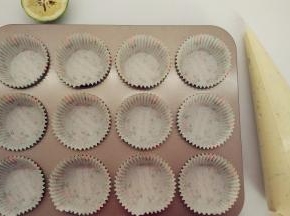 将纸杯套在模具上，面糊装进裱花袋。