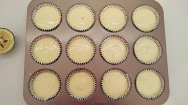 将面糊挤入模具，约9分满，挤好之后将模具轻轻的震一下，震出气泡。