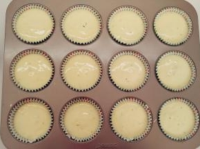 将面糊挤入模具，约9分满，挤好之后将模具轻轻的震一下，震出气泡。