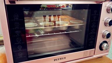 送入预热好的烤箱，上下火160摄氏度，中层，烤28分钟。