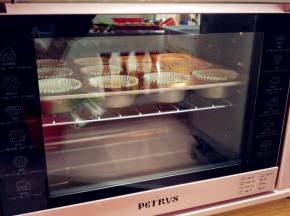 送入预热好的烤箱，上下火160摄氏度，中层，烤28分钟。