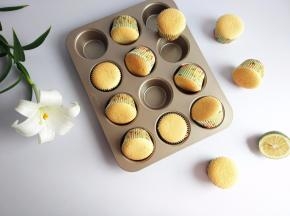 烤好的蛋糕脱模之后放在烤网上晾凉。