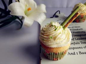 淡奶油加糖粉打发到裱花状态，装入裱花袋，挤出花型，最后插上饼干棒，撒上柠檬皮屑即可。