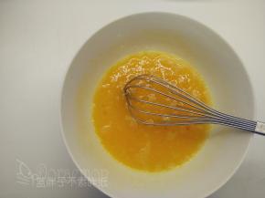 黄油切片之后和淡奶油放入小奶锅中，隔水加热到黄油融化，之后将它们搅拌均匀，放在一旁晾凉到室温。