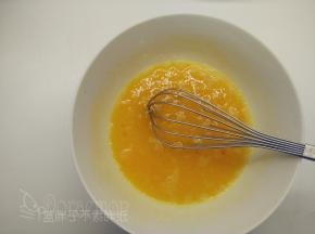 黄油切片之后和淡奶油放入小奶锅中，隔水加热到黄油融化，之后将它们搅拌均匀，放在一旁晾凉到室温。