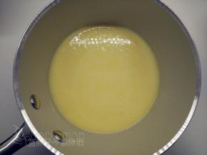 鸡蛋打散之后加入糖粉、蜂蜜，用手动打蛋器搅打到糖粉融化即可。