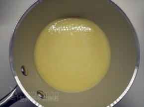 鸡蛋打散之后加入糖粉、蜂蜜，用手动打蛋器搅打到糖粉融化即可。