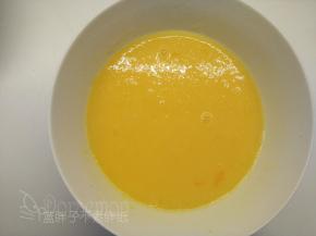 加入第一步晾凉好的奶油液，用手动打蛋器搅打均匀。