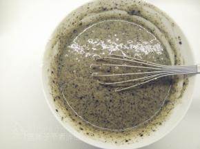 泡打粉和低筋面粉混匀之后过筛到蛋液中，再加入黑芝麻粉，同样用手动打蛋器搅打均匀。
（搅打的时候注意不要画圈圈）