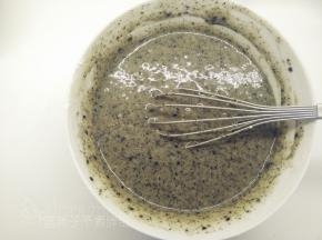 泡打粉和低筋面粉混匀之后过筛到蛋液中，再加入黑芝麻粉，同样用手动打蛋器搅打均匀。
（搅打的时候注意不要画圈圈）