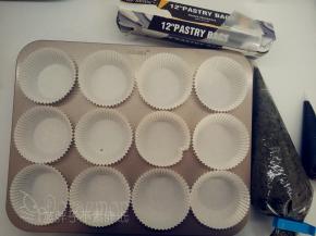 把纸杯套在模具上，蛋糕糊装进裱花袋，同时准备好夹心用的黑芝麻酱。