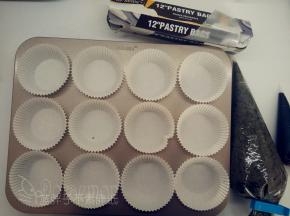 把纸杯套在模具上，蛋糕糊装进裱花袋，同时准备好夹心用的黑芝麻酱。